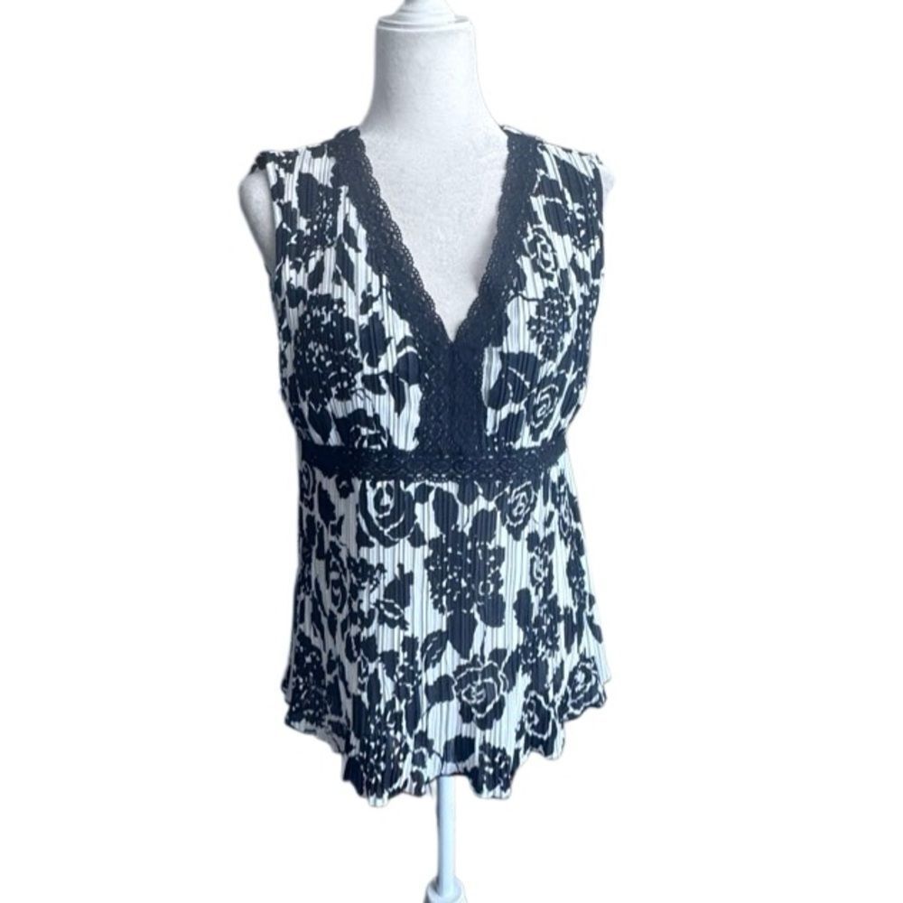 Violet & Claire Top Black White Pleated Floral SZ S NEW